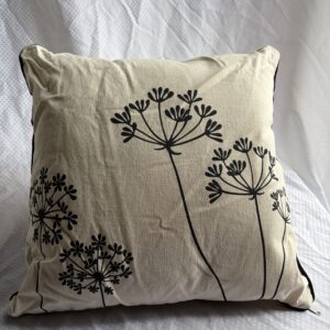 Almohadón Flores Negras